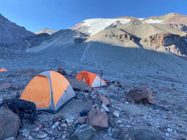 /images/montanismo/cerro-el-plomo/campamento1-federacion-carpas-de-la-expedicion.jpg
