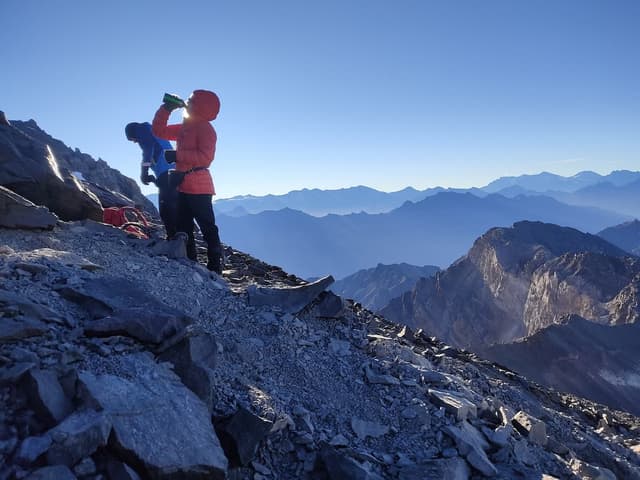 /images/montanismo/cerro-el-plomo/equipo-hidratando-camino-a-la-cumbre-antes-del-traverse.jpg