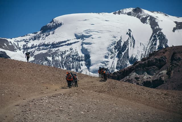 /images/montanismo/cerro-el-plomo/vista-cerro-el-plomo-comienzo-de-la-ruta.jpg