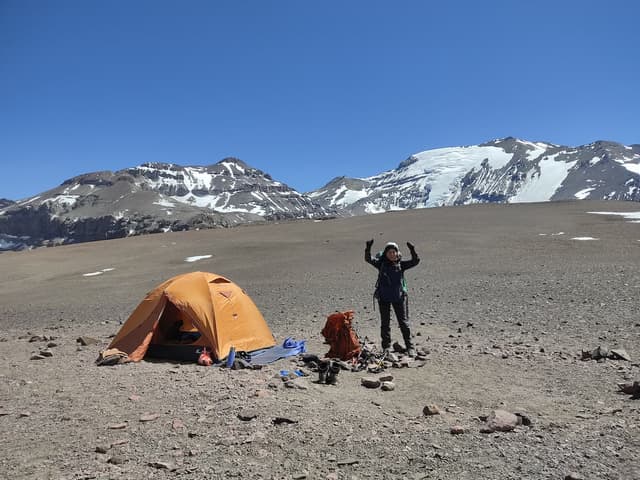 /images/montanismo/cerro-leonera/campamento-base-cerro-leonera-cancha-de-carrera.jpg