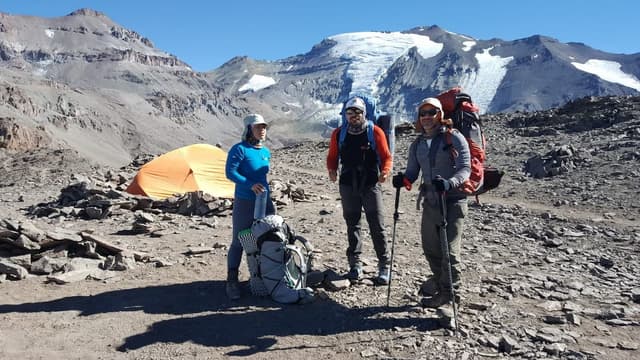 /images/montanismo/cerro-leonera/equipo-campamento-filo-camino-al-leonera.jpg