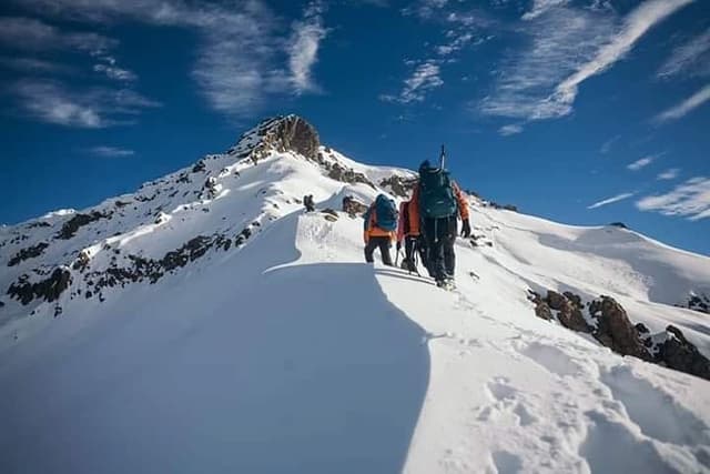 /images/montanismo/cerro-san-gabriel/caminata-filo-san-gabriel-equipo.jpg