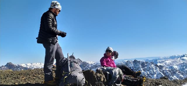 /images/montanismo/cerro-vega/descanso-camino-a-cumbre-cerro-vega.jpg