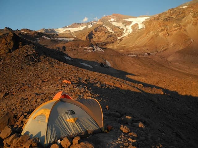 /images/montanismo/volca-san-jose/carpas-en-campamento-las-lajas.jpg