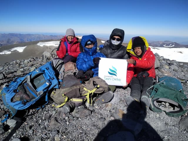 /images/montanismo/volca-san-jose/equipo-completo-en-cumbre-volcan-san-jose.jpg