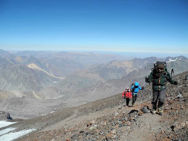 /images/montanismo/volca-san-jose/personas-subiendo-acarreo-volcan-san-jose.jpg